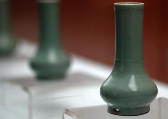 南宋，龍泉窯，粉青釉鼓腹瓶 