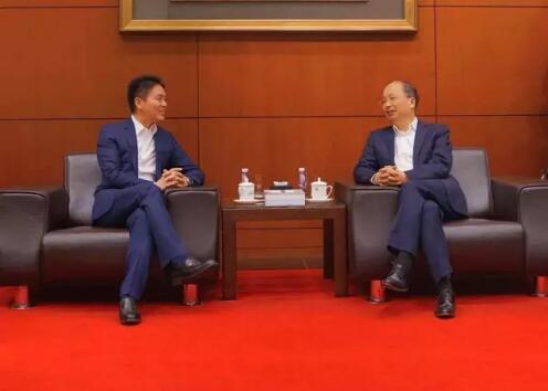 中國(guó)工商銀行董事長(zhǎng)易會(huì)滿(mǎn)和京東集團(tuán)董事局主席兼首席執(zhí)行官劉強(qiáng)東見(jiàn)證了雙方合作協(xié)議的簽署。 