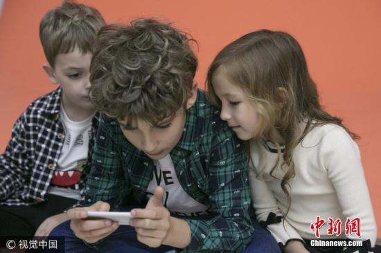 外報(bào)：一天滑手機(jī)80次 孩子網(wǎng)癮過高怎么辦？