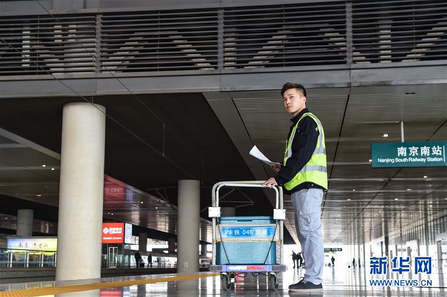 （關(guān)注春運(yùn)·圖片故事）（7） 奔跑吧！高鐵送餐小哥