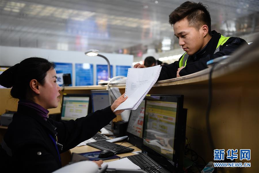 （關注春運·圖片故事）（1） 奔跑吧！高鐵送餐小哥