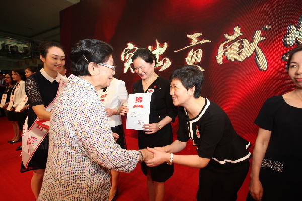 突出貢獻(xiàn)獎(jiǎng)