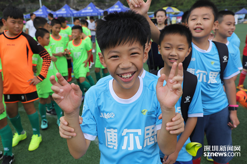  “足球讓我快樂(lè)！”